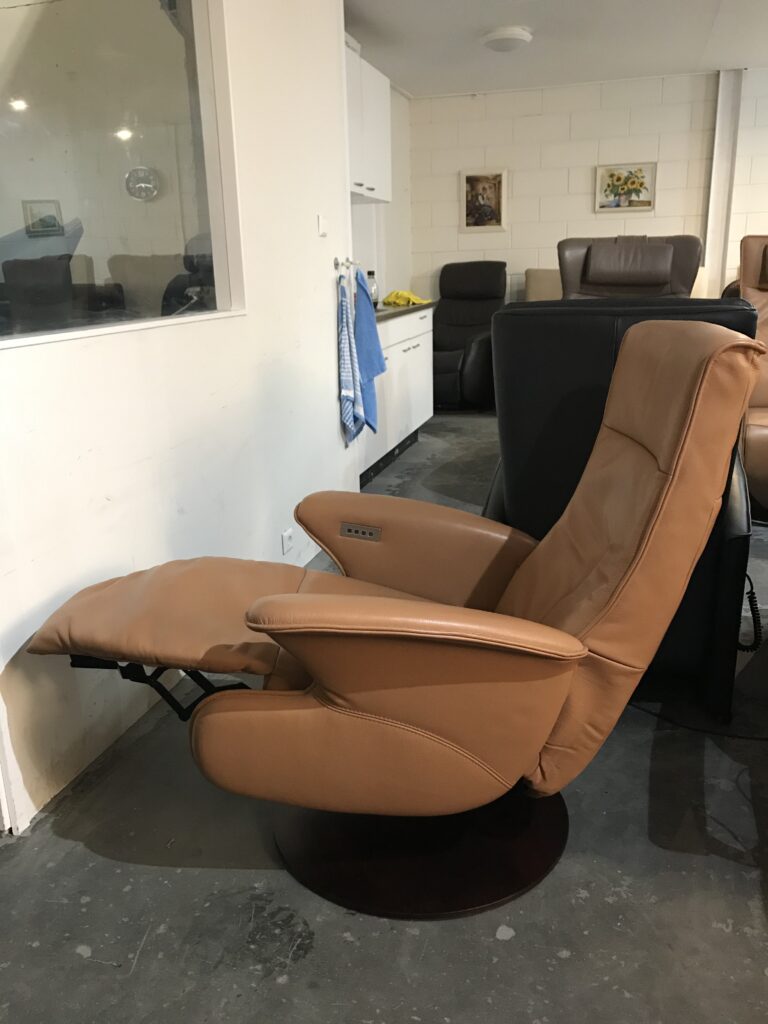 De Toekomst Relax fauteuil Licht bruin Leer + Accu! Sta op stoel Alkmaar